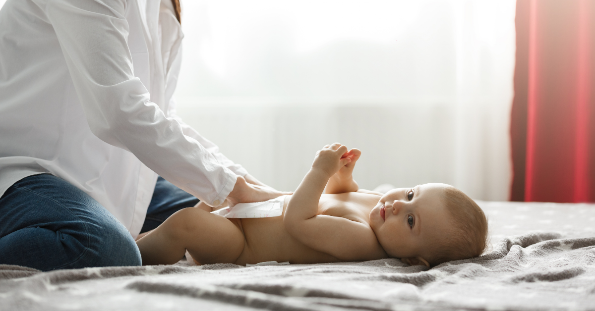 Mama presvlači pelene bebi